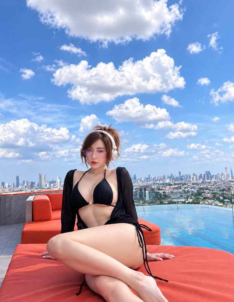 เมย์ สิรินทร์ ใส่ชุดบิกินี่สีดำ สาดความสวยแซ่บแบบจัดเต็ม
