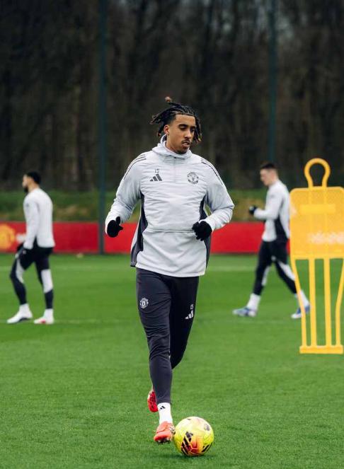 ​พรีเมียร์ลีกระอุ! แมนยูฯ เปิดรังโอลด์ แทรฟฟอร์ด รับมือ สเปอร์ส เดิมพันแต้มสำคัญ