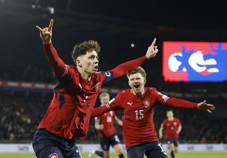 CH Séc toàn thắng trong loạt sút luân lưu, nối dài truyền thống từ thời Tiệp Khắc