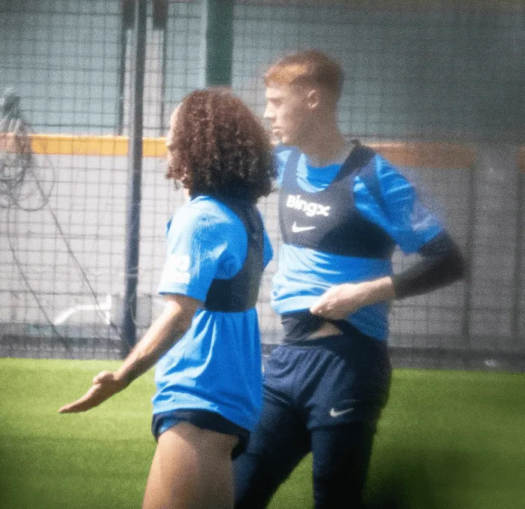 The Sun: Palmer và Cucurella đã trở lại tập luyện, toàn đội sẽ về nhà trong tuần này