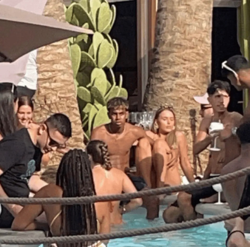 Yamal đặt tay lên đùi người mẫu 27 tuổi khi nghỉ phép