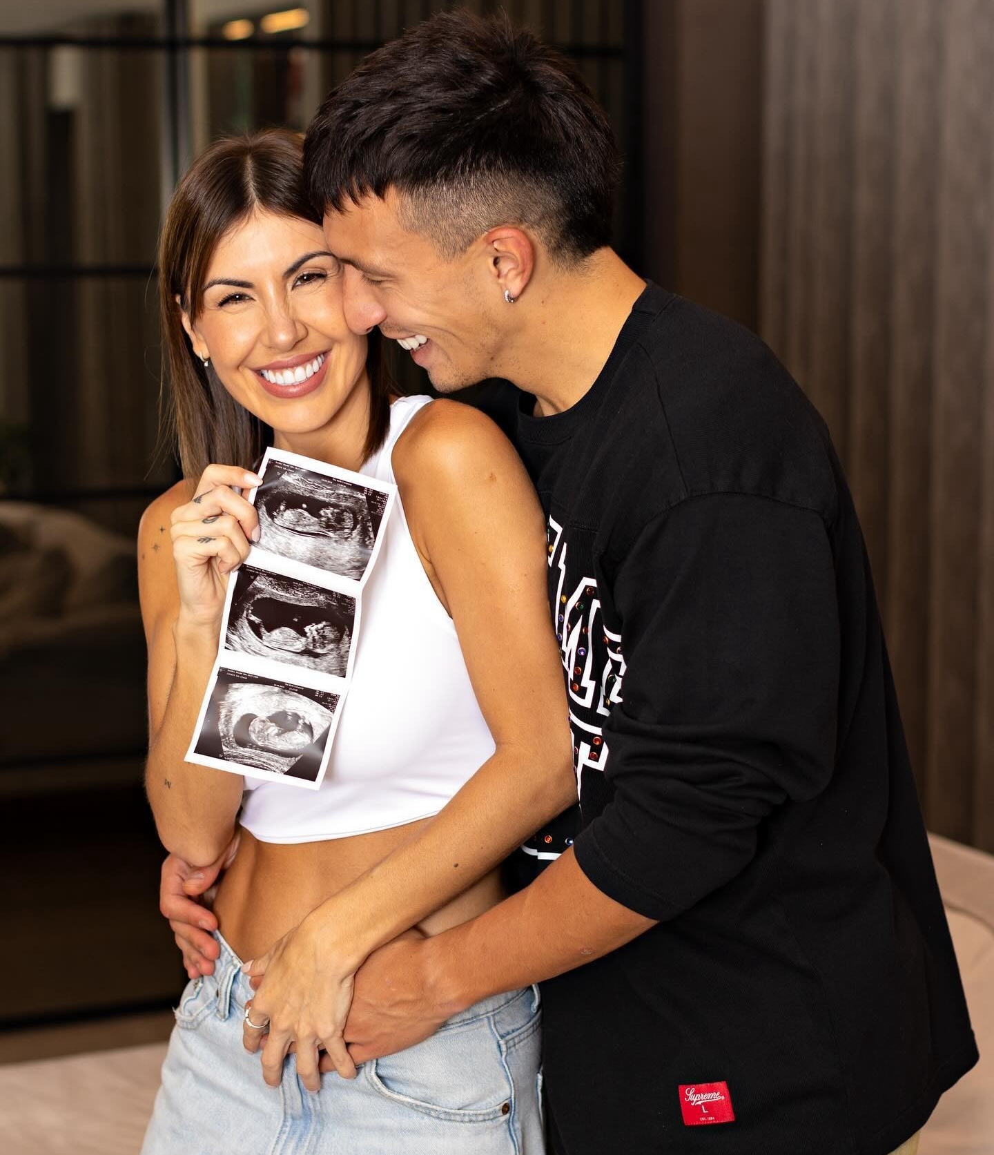 Manchester United defender Lisandro Martínez shares a photo announcing his girlfriend's pregnancy