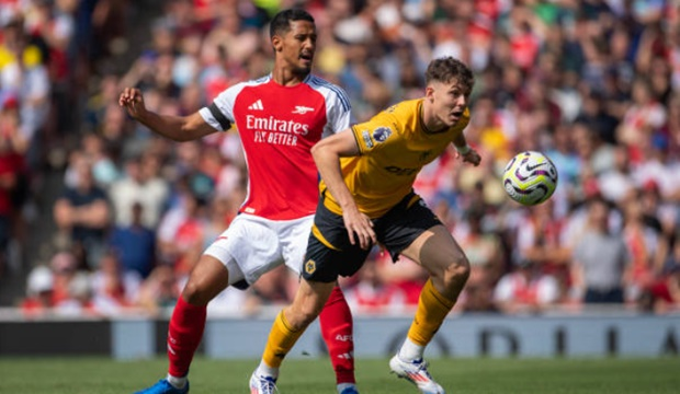 ​Saliba lập kỷ lục lịch sử Arsenal: Bước tiến vững chắc của Pháo thủ