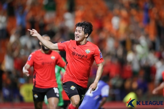 강원FC, ACLE 데뷔전서 상하이 선화에 2-1 ‘역전승’
