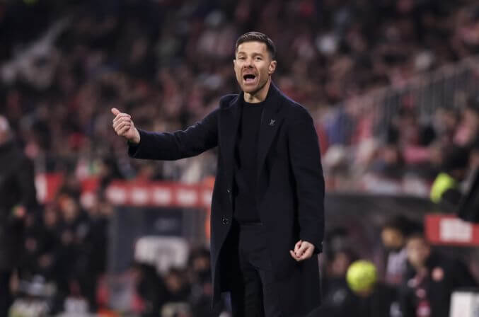 Hiệu suất đội bóng kém, quản lý phòng thay đồ mất cân bằng, bạn nghĩ Alonso nên rời ghế huấn luyện không?