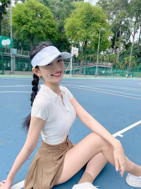 Mỹ nhân lai 3 dòng máu khoe ảnh ở hồ bơi