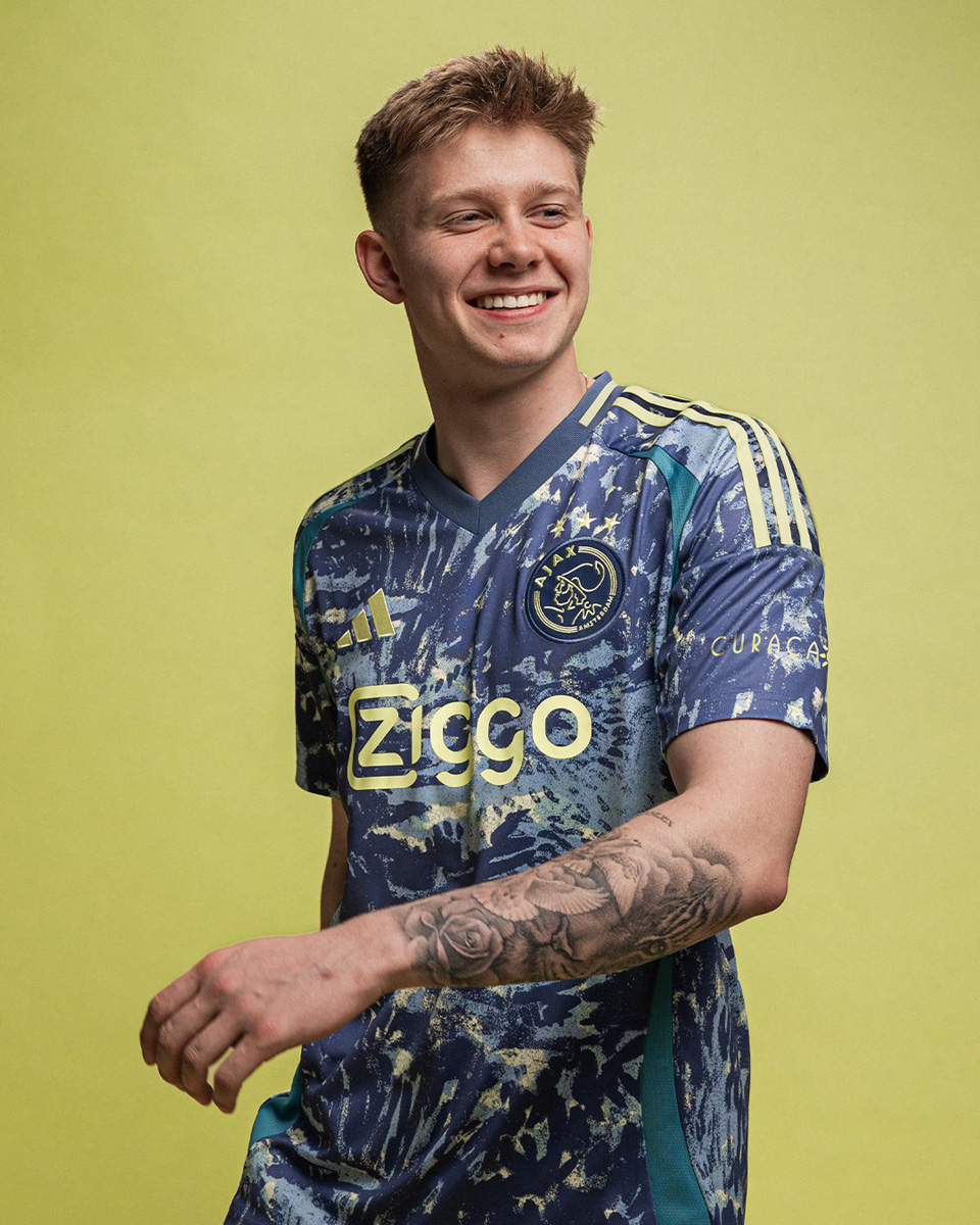 Áo đấu sân khách Ajax cho mùa giải 2024-25