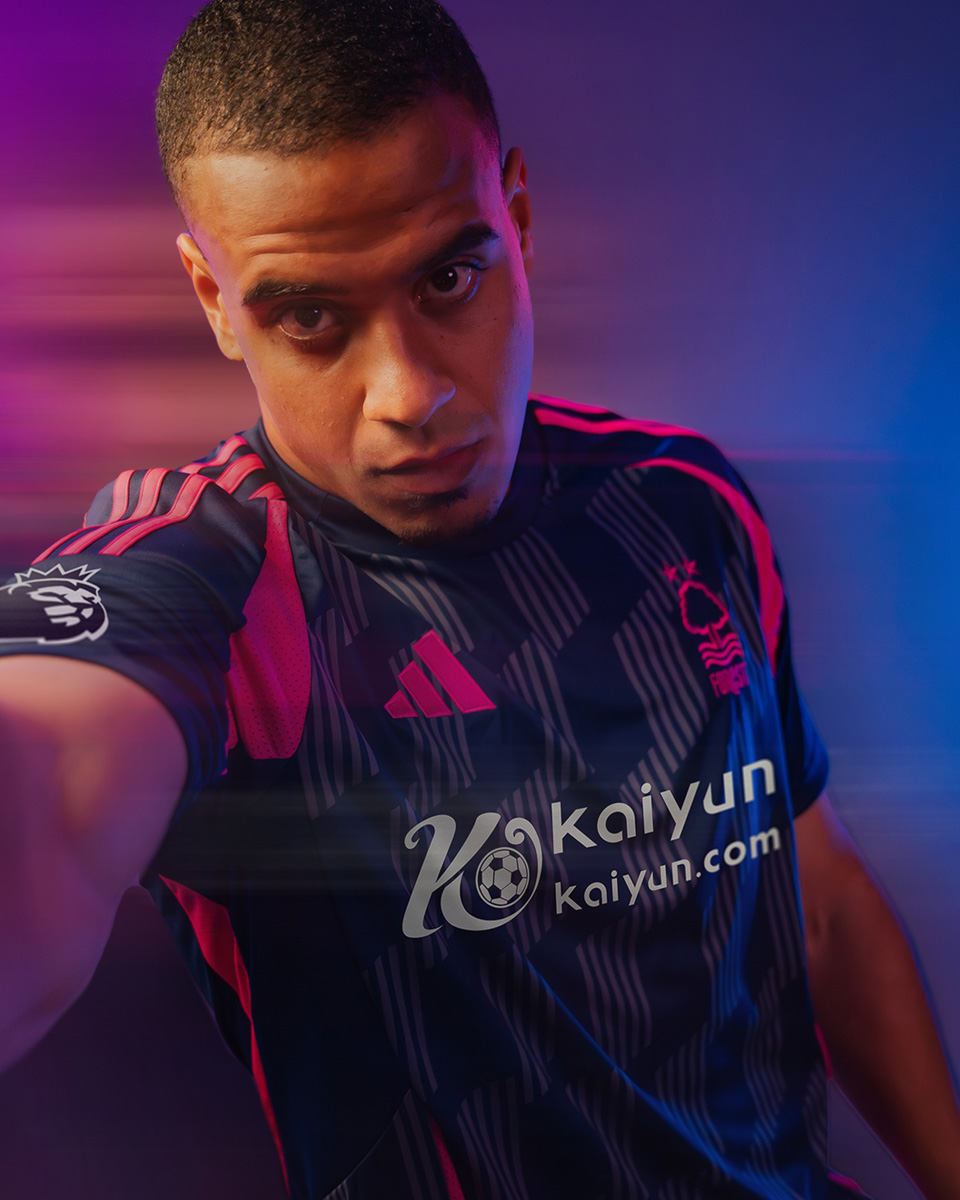 Áo đấu sân khách Nottingham Forest mùa giải 2024-25