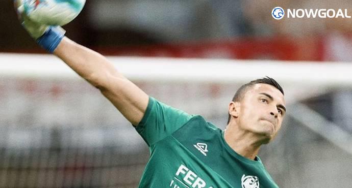 Indonesian Goalkeeping Battle: Audero Rising, Paes Fading?