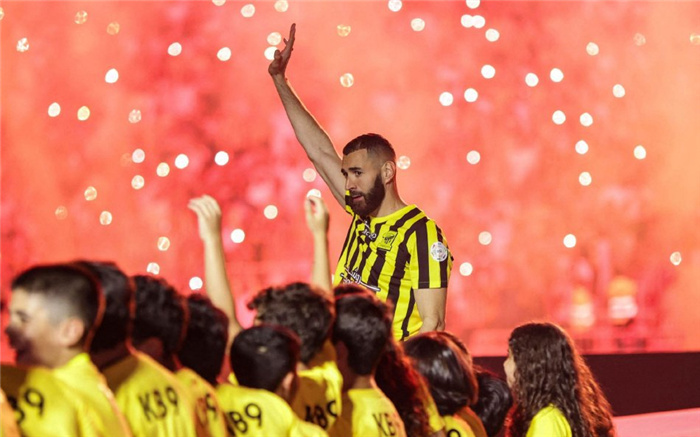Benzema made his official debut at Al-Jazeera's home stadium, showcasing the Ballon d'Or trophy.