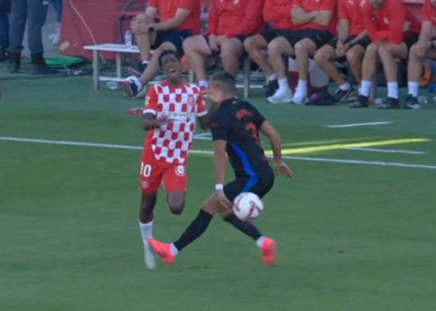 Pedri bảo vệ Torres sau tấm thẻ đỏ