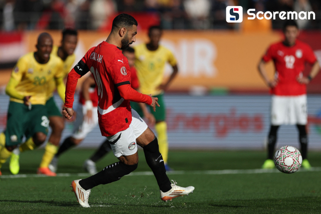 '살라 PK 결승골' 이집트, 수적 열세에도 남아공 1-0 꺾고 네이션스컵 16강 확정