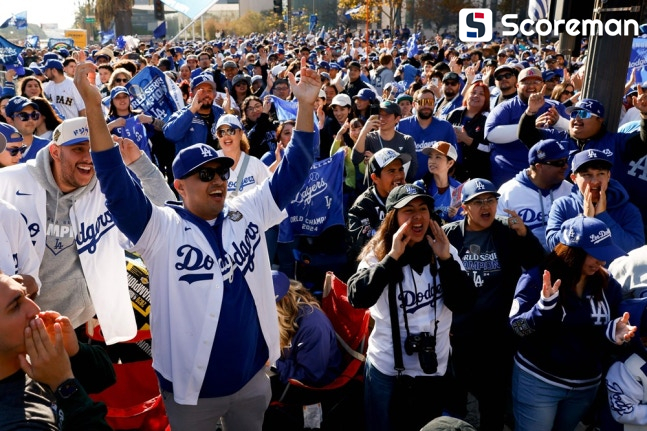 '韓 최초 역사' 김혜성, WS 우승 트로피 안고 미소…4일 LA 카퍼레이드 참가