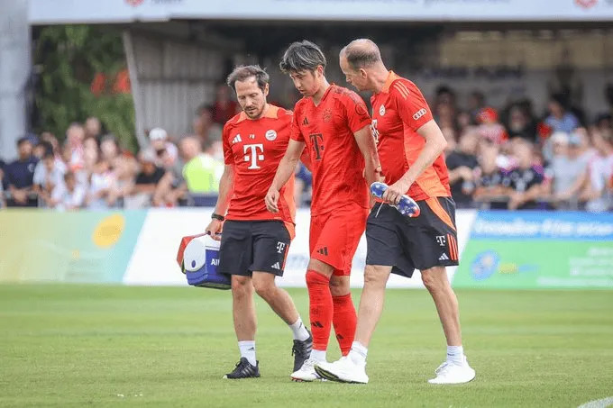 Bayern sẽ không mua người thay thế Ito Hiroki vào lúc này, đang tính toán bán De Ligt + Mazraoui cho Manchester United