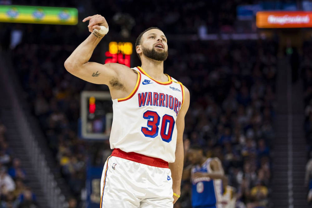 ​Stephen Curry bùng nổ, Warriors nghiền nát 76ers