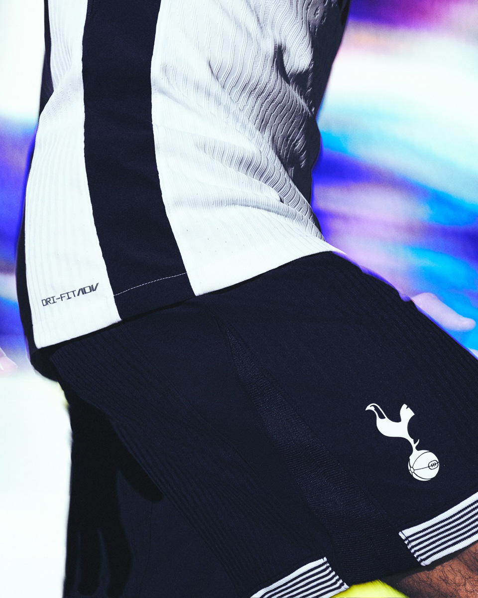 ​Áo đấu sân nhà Tottenham Hotspur cho mùa giải 2024-25