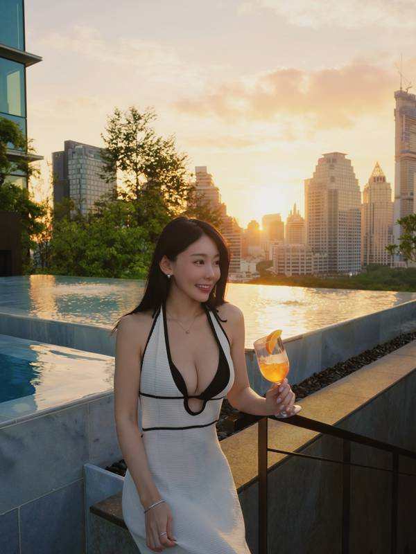 ภาพฮือฮา ครูสอนเลขสุดฮอตในไต้หวัน อวดภาพบิกินี่เซ็กซี่ในไทย ทำโซเชียลแตก คนแห่อยากเรียนพิเศษ