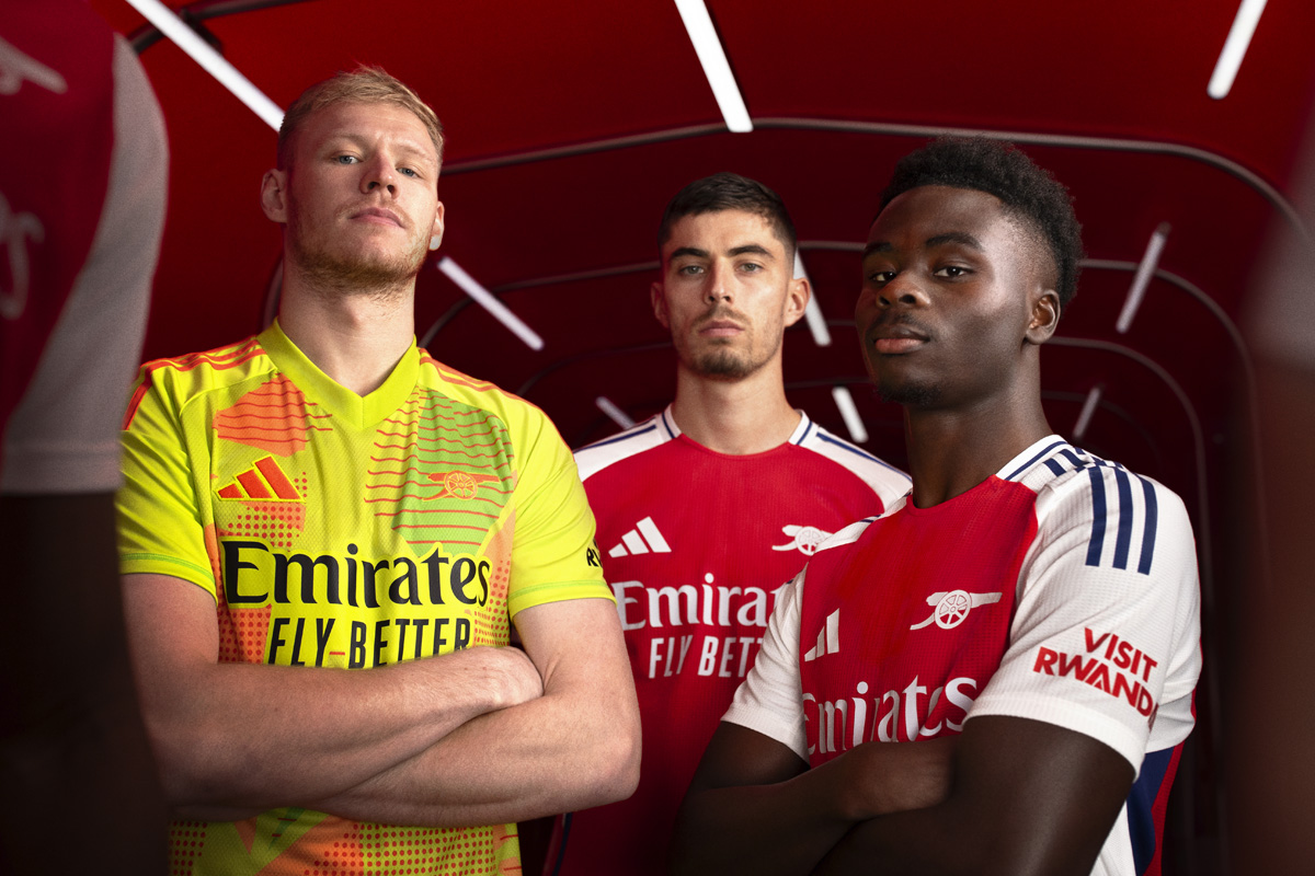 Áo thi đấu sân nhà của Arsenal cho mùa giải 2024-25