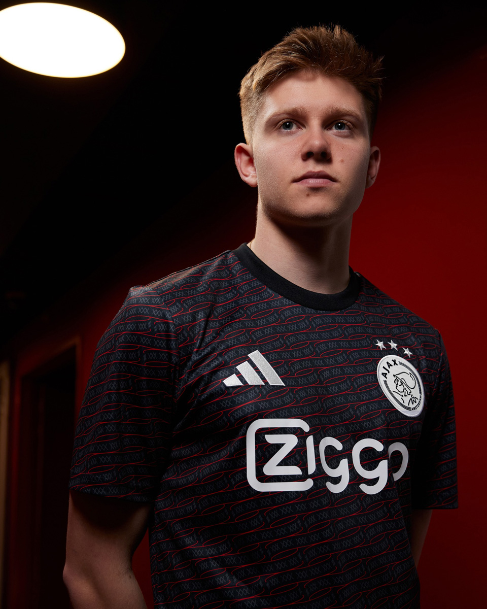 Áo đấu sân nhà Ajax cho mùa giải 2024-25
