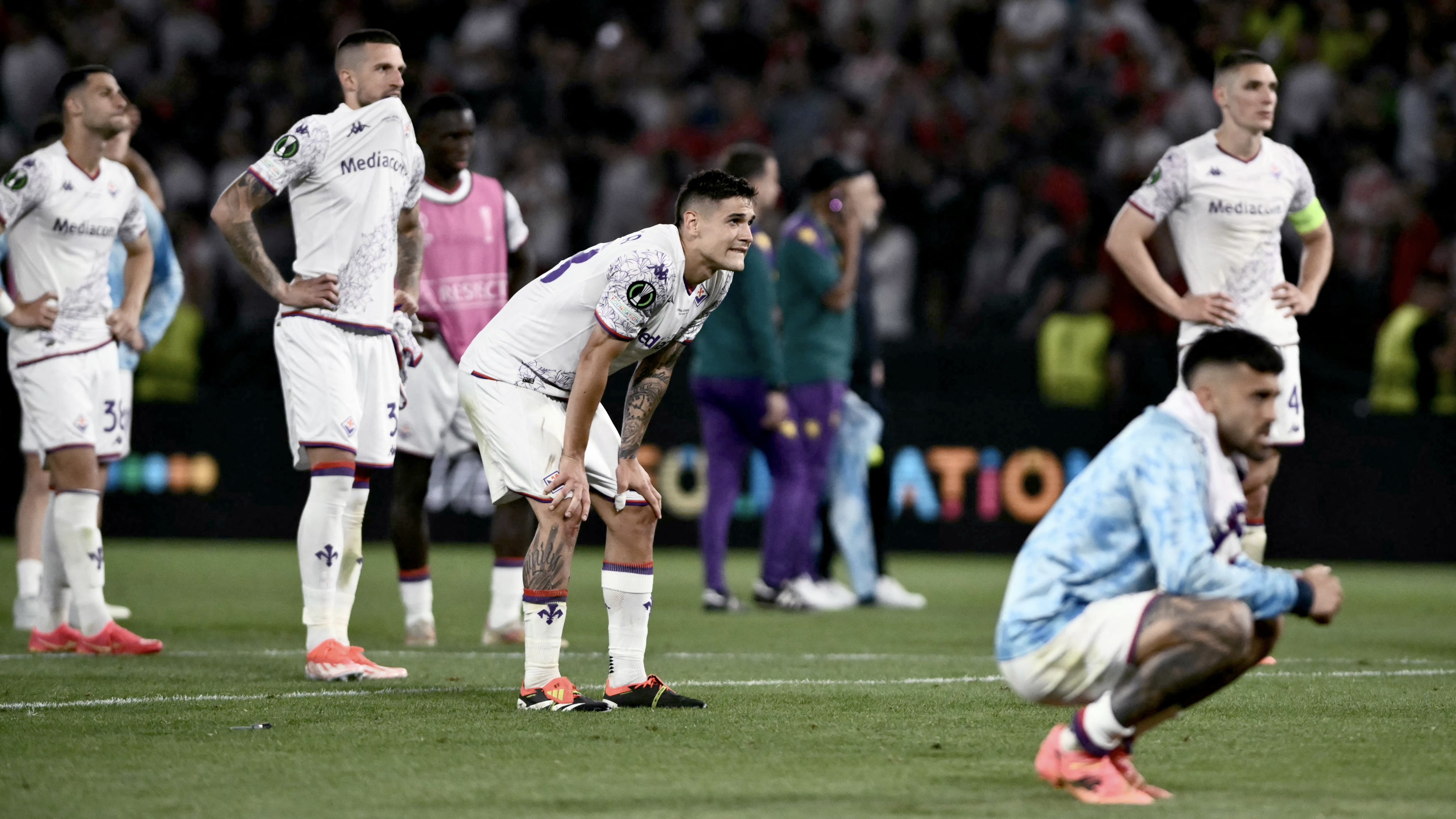 Olympiacos FC： WE ARE THE  @europacnfleague  WINNERS! WE ARE THE CHAMPIONS! 🔴⚪🏆