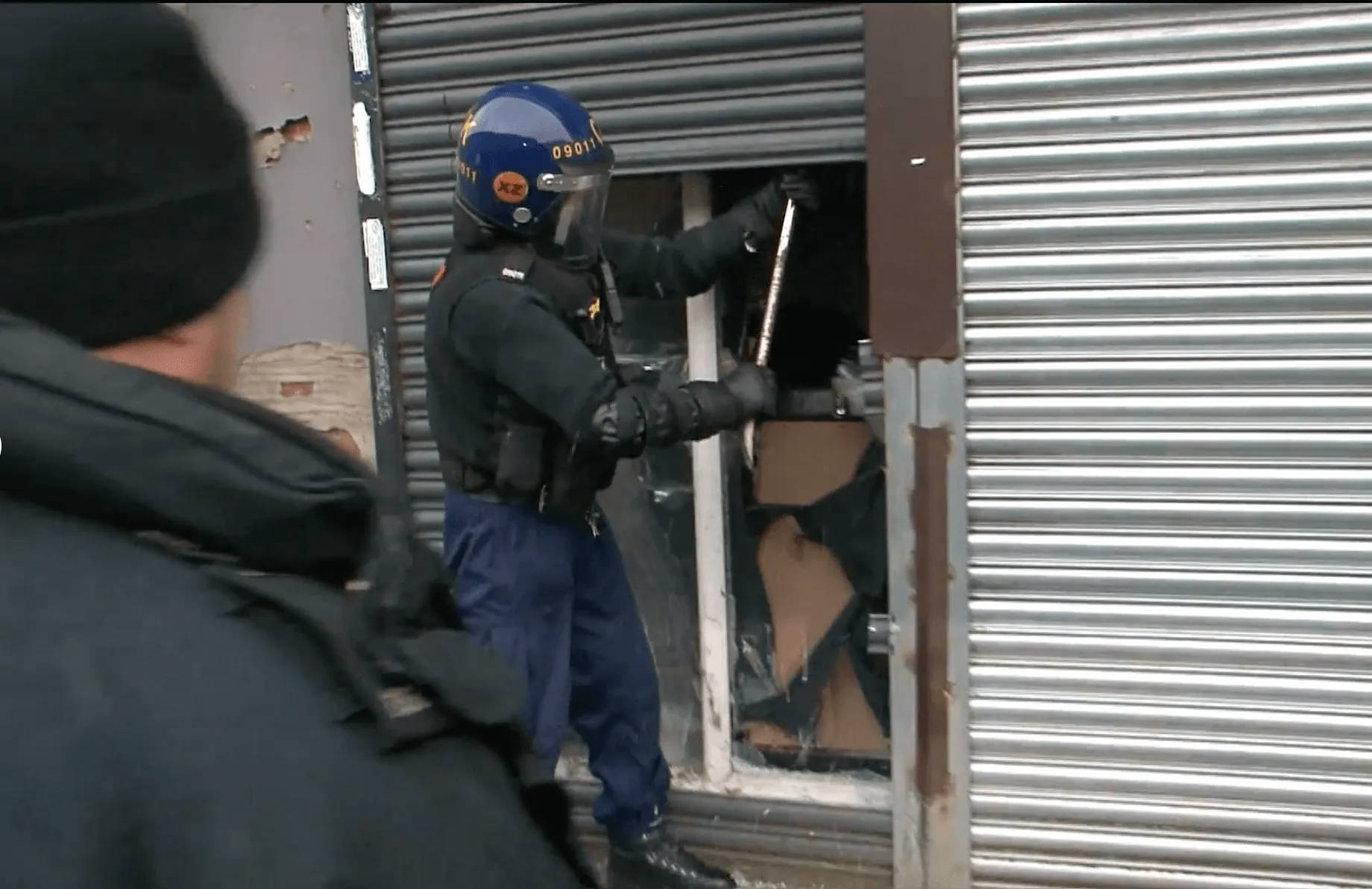 Cảnh sát Anh điều tra áo đấu giả, người hâm mộ phàn nàn giá áo đấu quá đắt