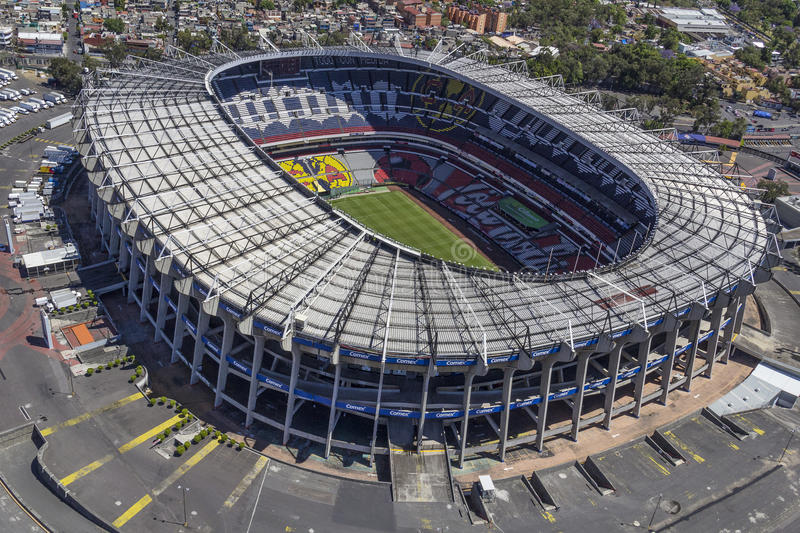 Cảnh sát Mexico thu giữ 59 thiết bị nổ trong các cuộc biểu tình trước thềm World Cup.
