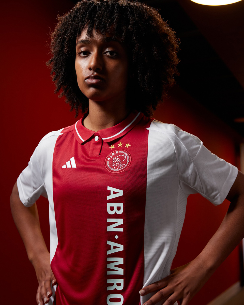 Áo đấu sân nhà Ajax cho mùa giải 2024-25