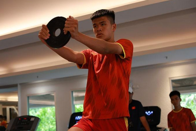 HLV Kim Sang Sik gọi trung vệ 18 tuổi, cao gần 2m đá giải ĐNÁ