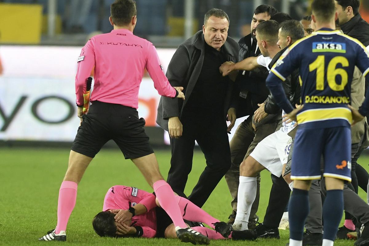 Turkish Club Defends Former President Despite Prison Sentence for Referee Assault