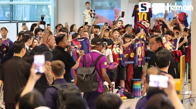 야말-레반도프스키, 한국 땅 밟았다...바르셀로나 15년 만에 방한