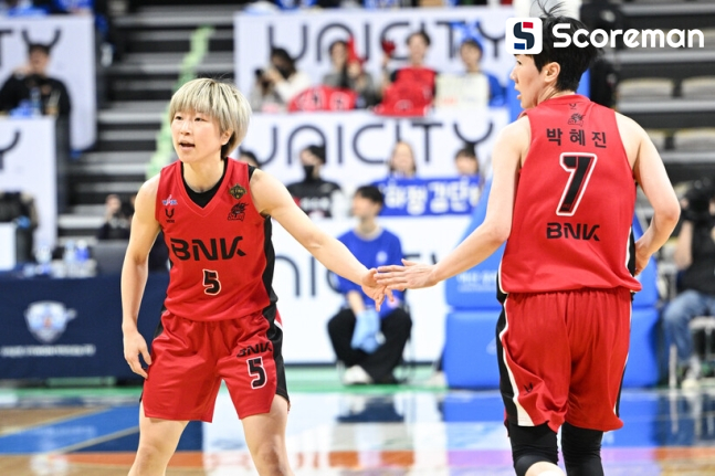 5-18로 시작한 부산 BNK, 역전극으로 우승확률 72.7% 잡았다…우리은행은 김단비 원맨쇼에도 1차전 패