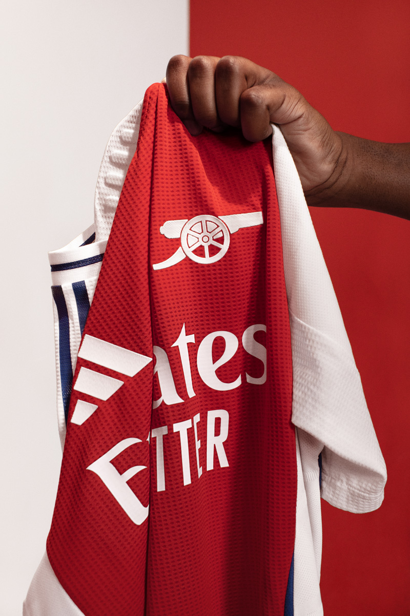 Áo thi đấu sân nhà của Arsenal cho mùa giải 2024-25