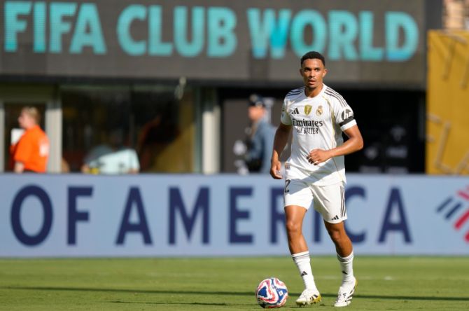 Bellingham Nói Về Việc Arnold Bị Hò Dọa: Đây Là Một Phần Của Bóng Đá, CĐV Muốn Thể Hiện Cảm Xúc Để Gây Sự Chú Ý