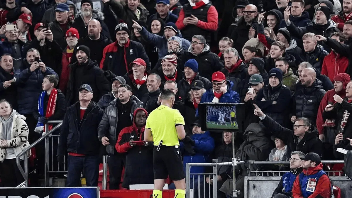 Gây tranh cãi lớn, Kovács không được chỉ định làm trọng tài cho các trận còn lại của Champions League mùa này ​