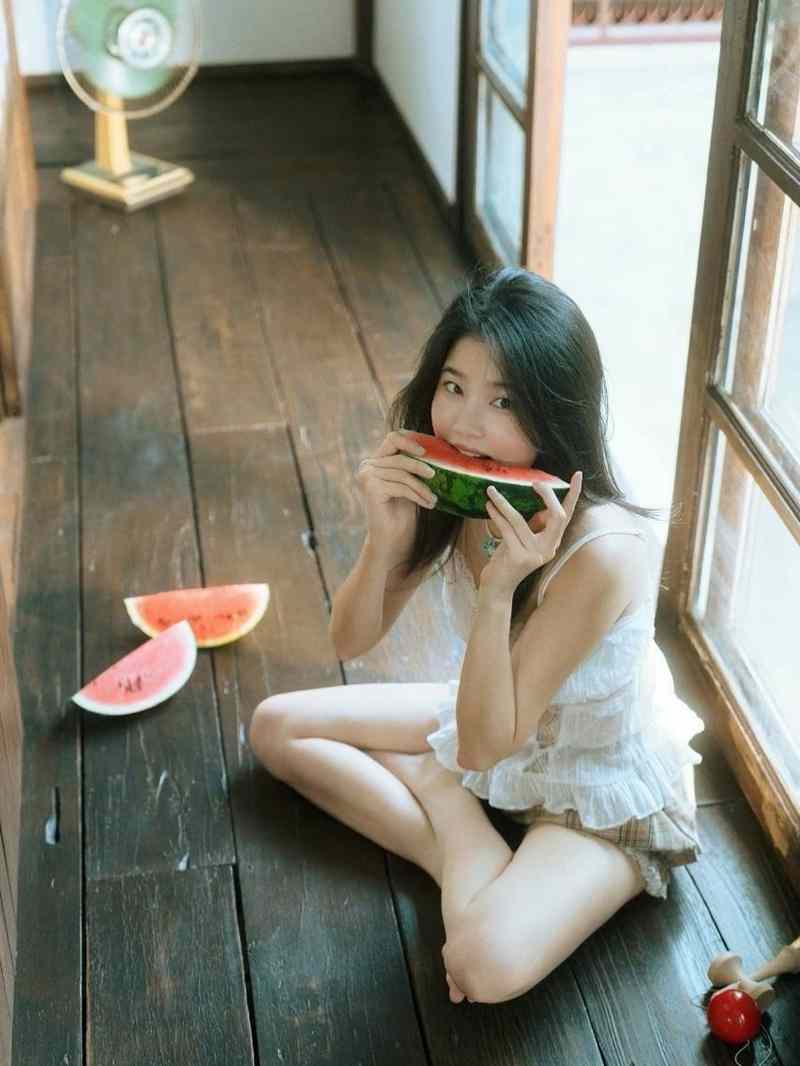 ฝน ศนันธฉัตร ใส่ชุดสายเดี่ยวลูกไม้ สาดลุคกินแตงโมแบบละมุน