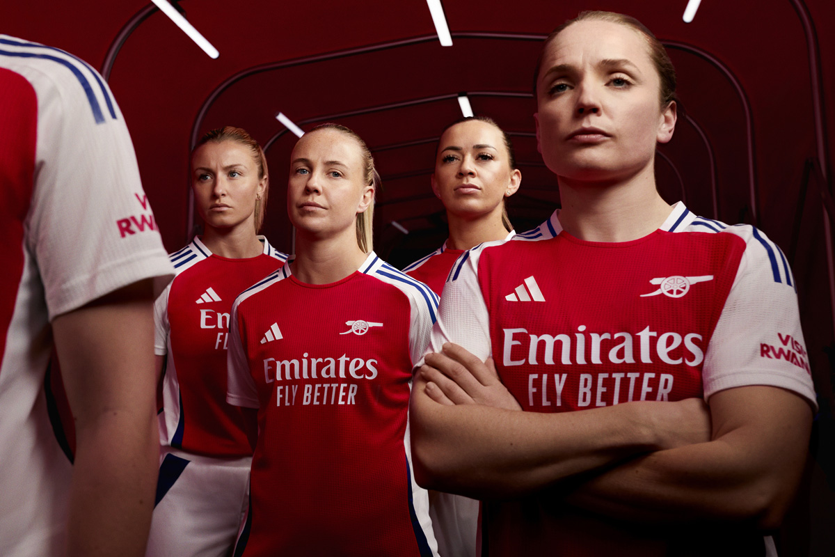 Áo thi đấu sân nhà của Arsenal cho mùa giải 2024-25