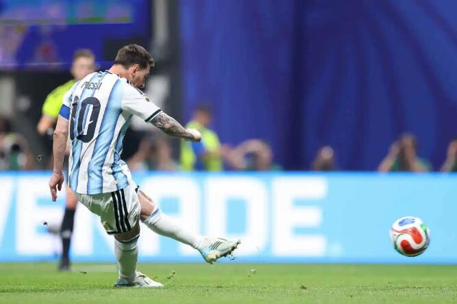 Argentina Complete Stunning Comeback to Beat Egypt 3-2 — Messi Misses Penalty but Redeems Himself With Assist and Goal, Enzo Fernández Nets 92nd-Minute Winner