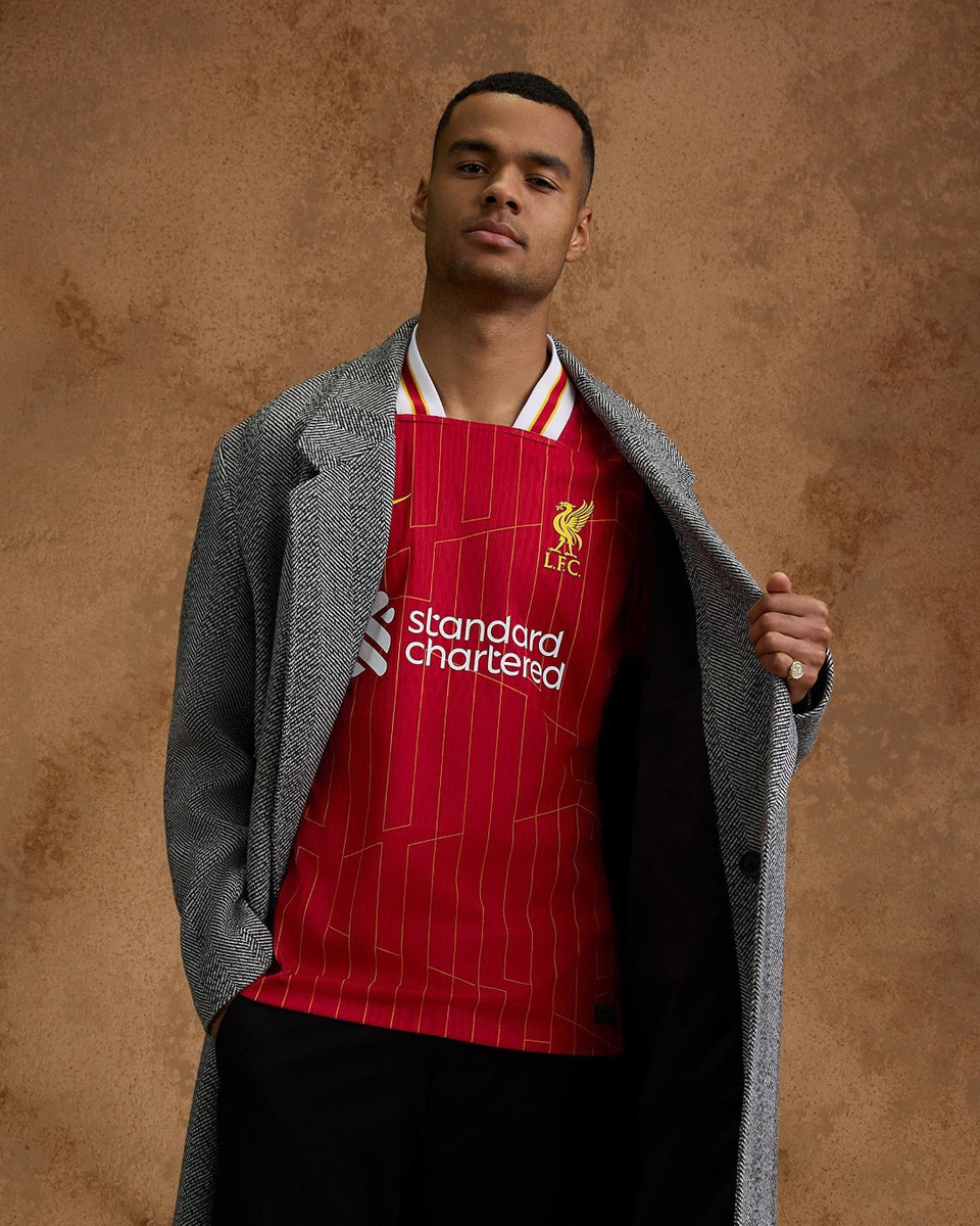 Áo thi đấu sân nhà Liverpool mùa giải 2024-25
