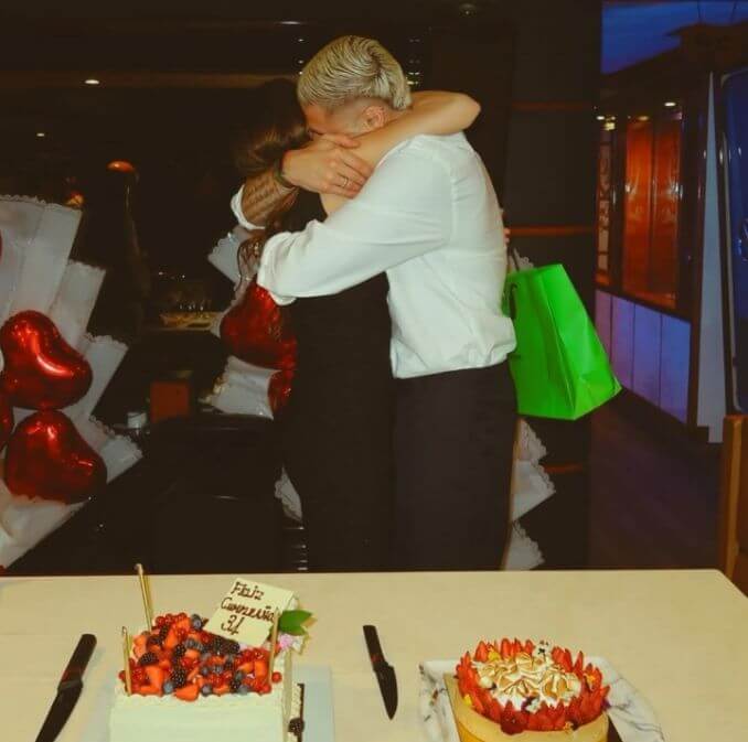 ​​Hạnh phúc quá 🥰 Icardi tổ chức tiệc sinh nhật cho vị hôn thê, khóa môi ngọt ngào trên du thuyền sang trọng