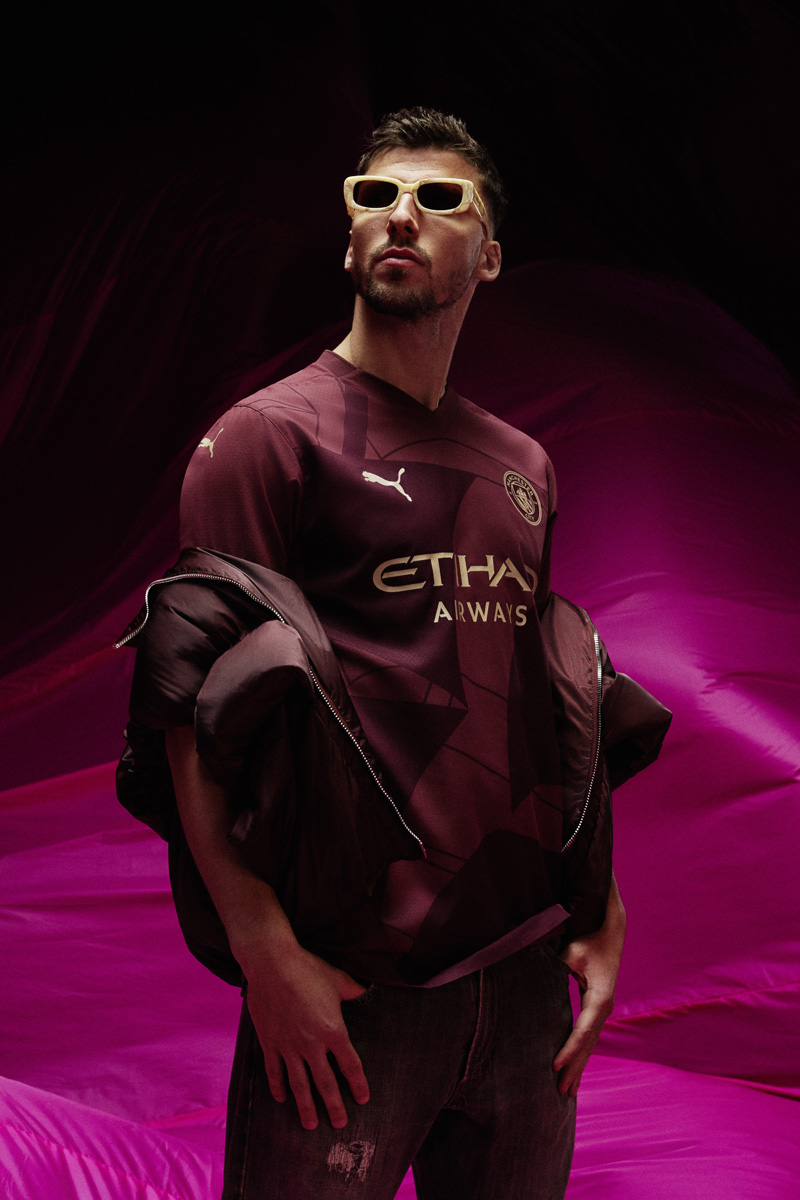 Áo đấu sân khách thứ hai Manchester City cho mùa giải 2024-25