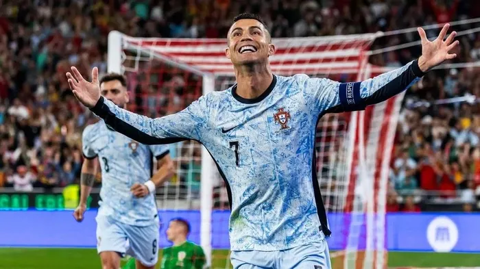 Ronaldo nhận món quà đặc biệt sau khi phá vỡ cột mốc 900 bàn