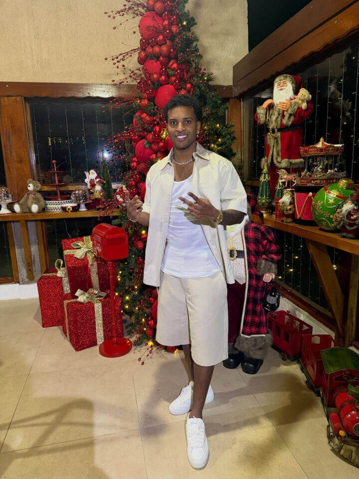 Không khí Giáng Sinh đỏ rực! Các cầu thủ khoe ảnh gia đình dịp Giáng Sinh