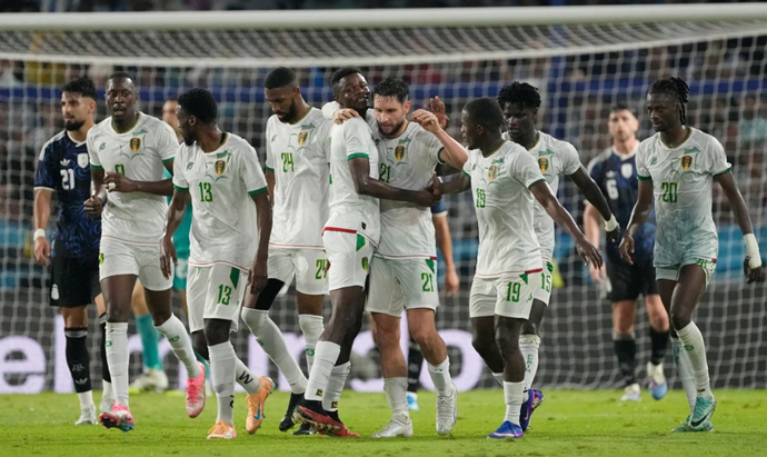 ​Olé: Argentina Outshot by Opponent in Second Half; Goal Conceded to Naturalized Defender