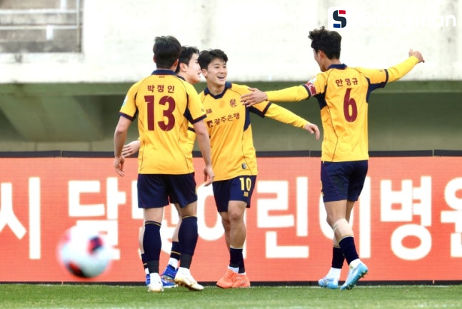 '신창무 멀티골' 광주FC, 인천에 3-2 신승...홈 개막전서 첫 승