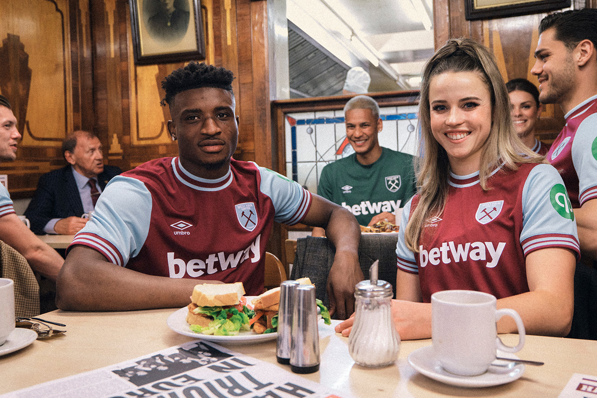 Áo đấu sân nhà của West Ham United cho mùa giải 2024-25