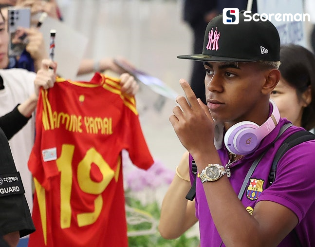 야말-레반도프스키, 한국 땅 밟았다...바르셀로나 15년 만에 방한