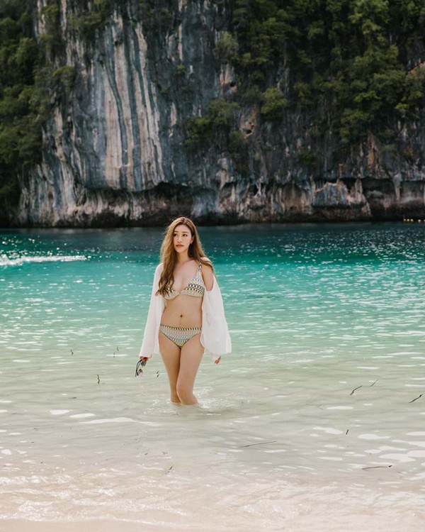 แพทตี้ พิมพาภรณ์ เสิร์ฟลุคแซ่บ โชว์ทูพีซทะเลเดือด ขาวโอโม่สว่างวาบไปทั้งหาด