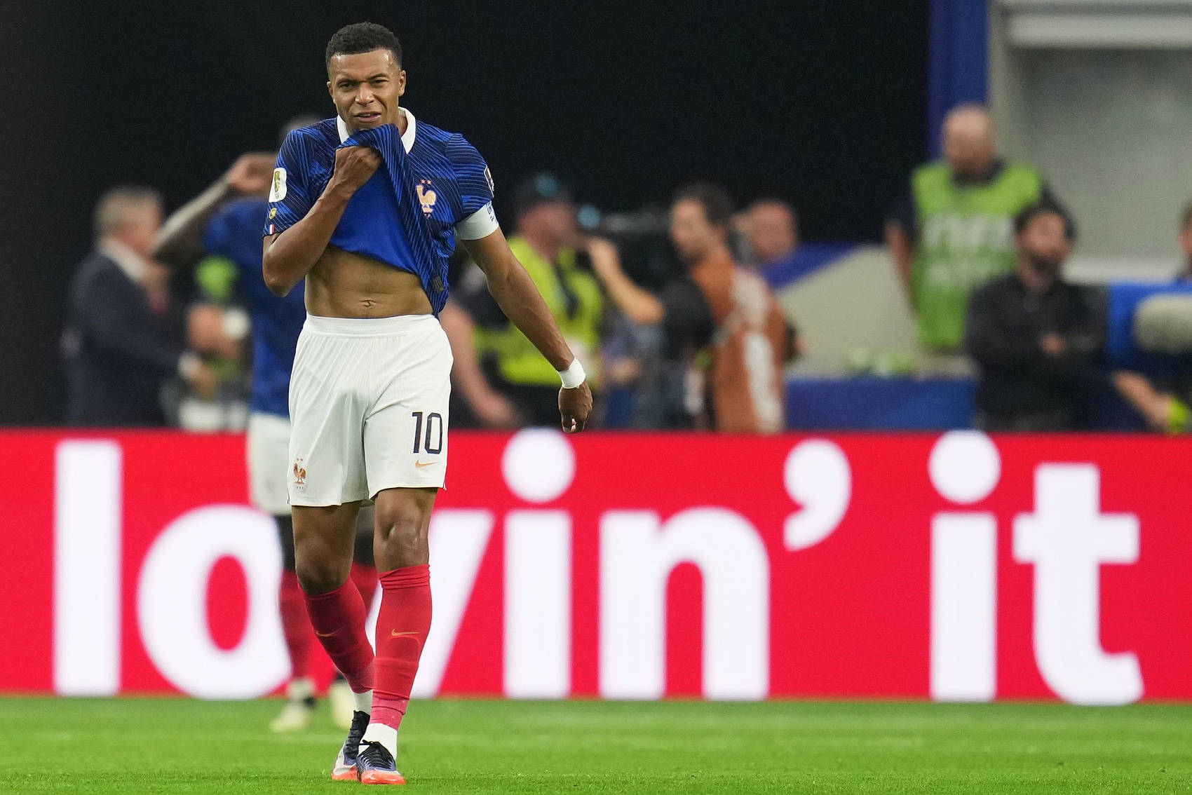 Mbappe: Màn trình diễn của chúng tôi không xứng tầm bán kết, liên tục rơi vào thế 2 chống 3 ở khu giữa sân