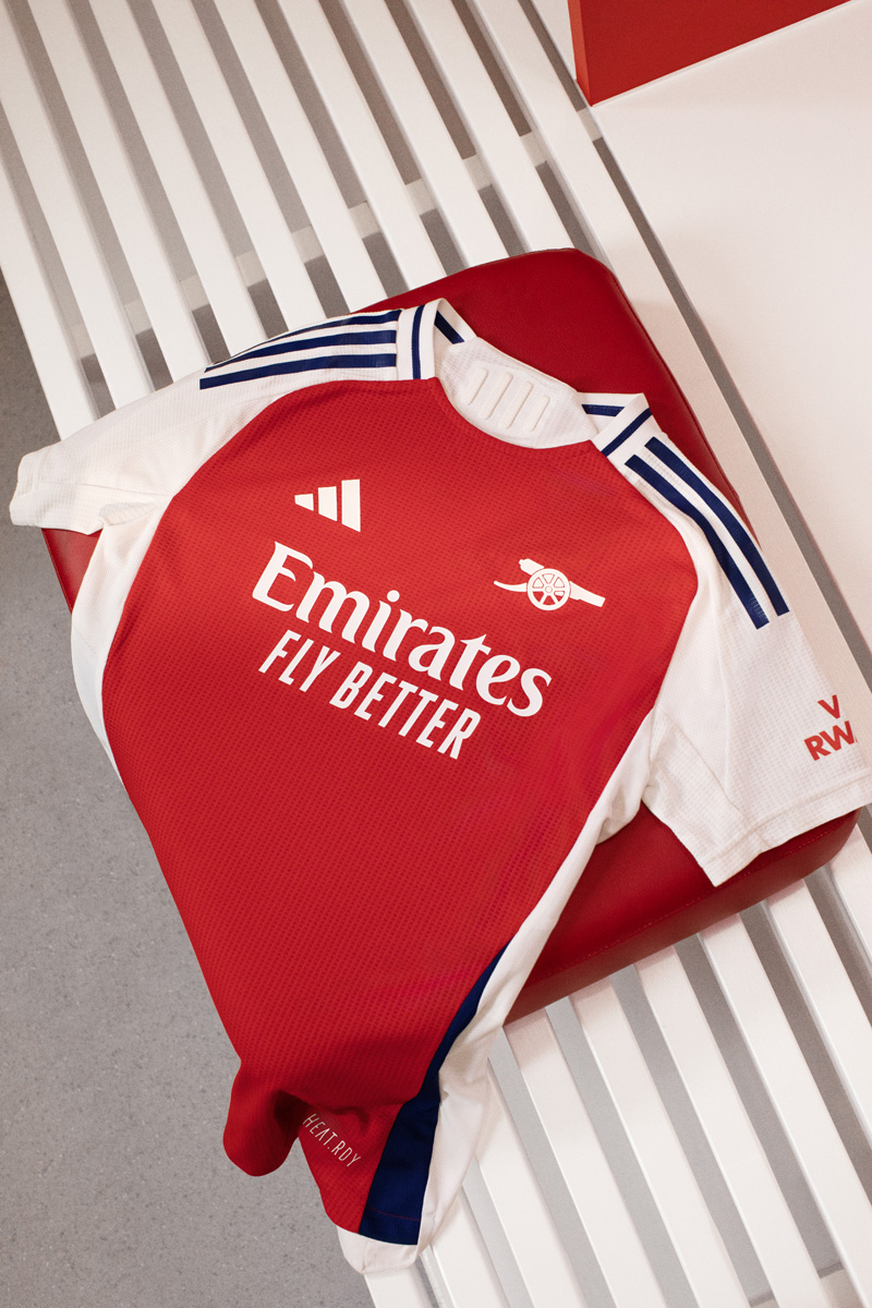 Áo thi đấu sân nhà của Arsenal cho mùa giải 2024-25