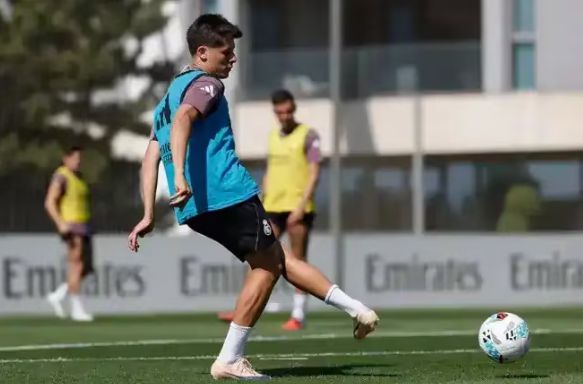 Marca: Güler nối lại tập luyện sau một tháng nghỉ thi đấu vì chấn thương, nhưng sẽ không mạo hiểm trở lại trước thềm World Cup